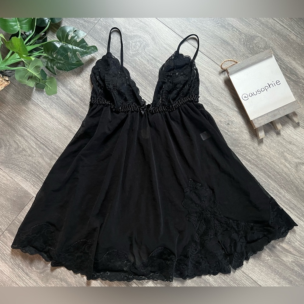 Frederick's of Hollywood Black Lace Babydoll Chemise w Thigh Slit. Size M